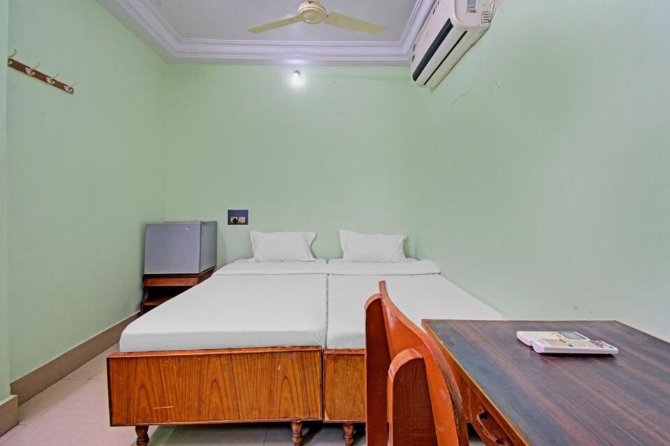 Decent Residency Hotel Kākināda Екстериор снимка